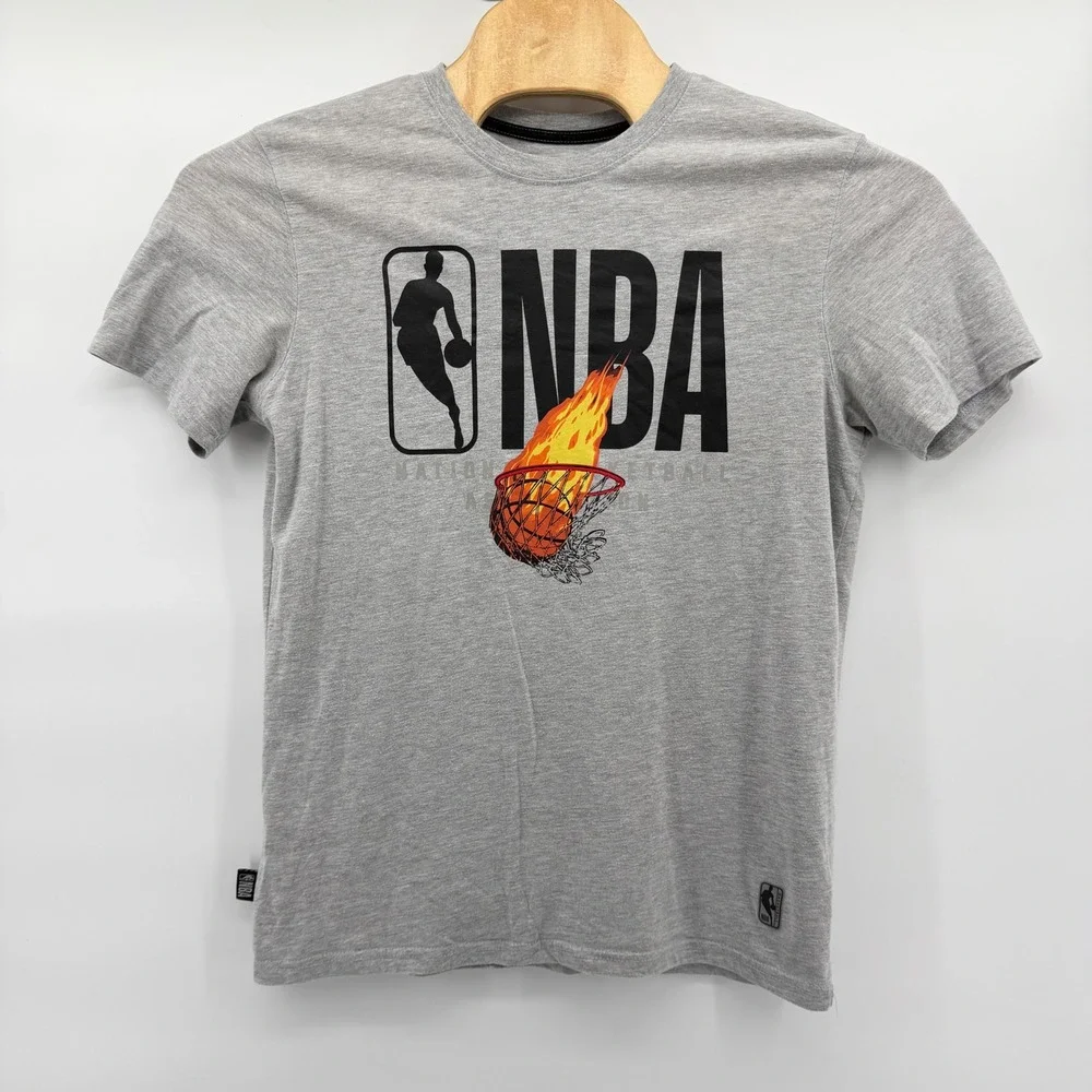 NBA Graphic T-Shirt Mens Medium‎ Gray Flaming Basketball Logo Short Sleeve Tee